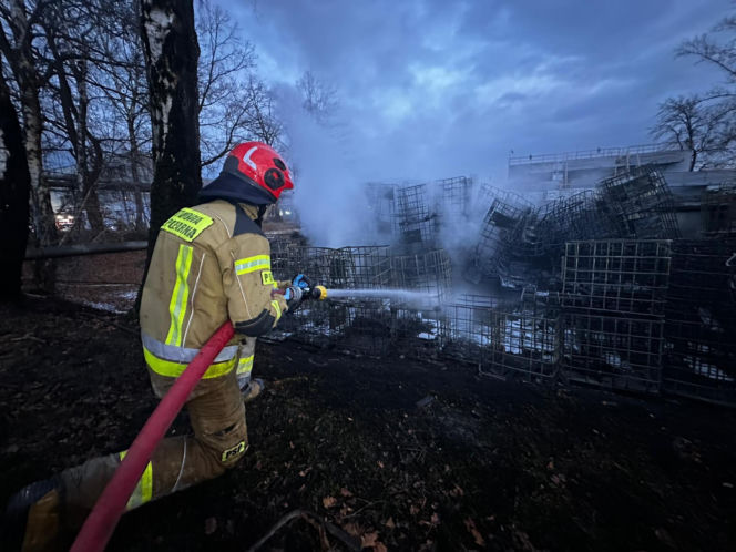 Pożar na terenie dawnej rafinerii w Czechowicach-Dziedzicach. Czarny dym nad miastem