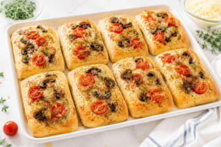 Drożdżowe placki z pieczarkami, cebulą i serem. Puszyste jak focaccia, proste jak domowe bułki