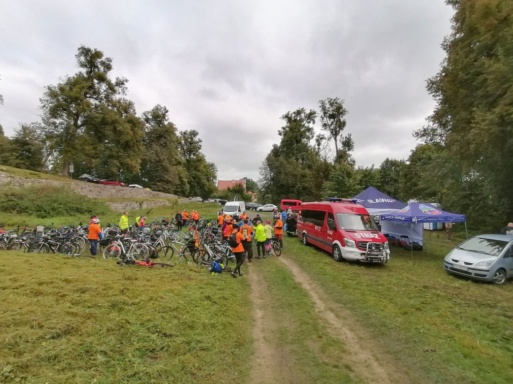 Pomarańczowi rowerzyści najechali zamek w Szymbarku
