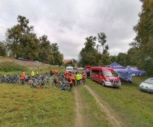 Pomarańczowi rowerzyści najechali zamek w Szymbarku