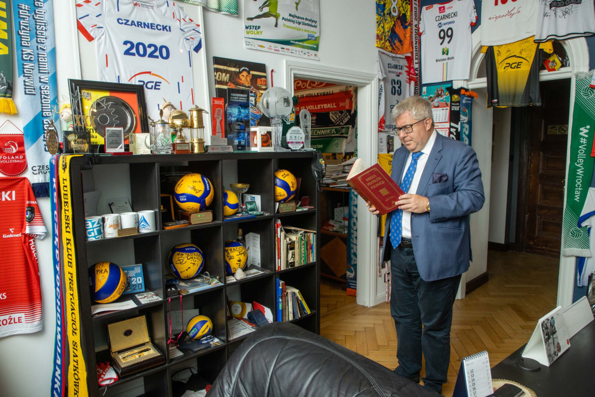 Czarnecki w swoim biurze