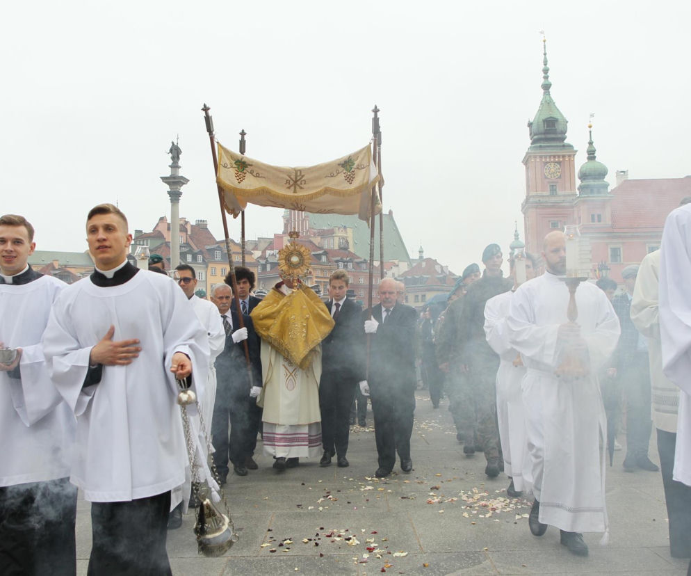 Centralna procesja Bożego Ciała na ulicach Warszawy. Mocne słowa abpa Adriana Galbasa