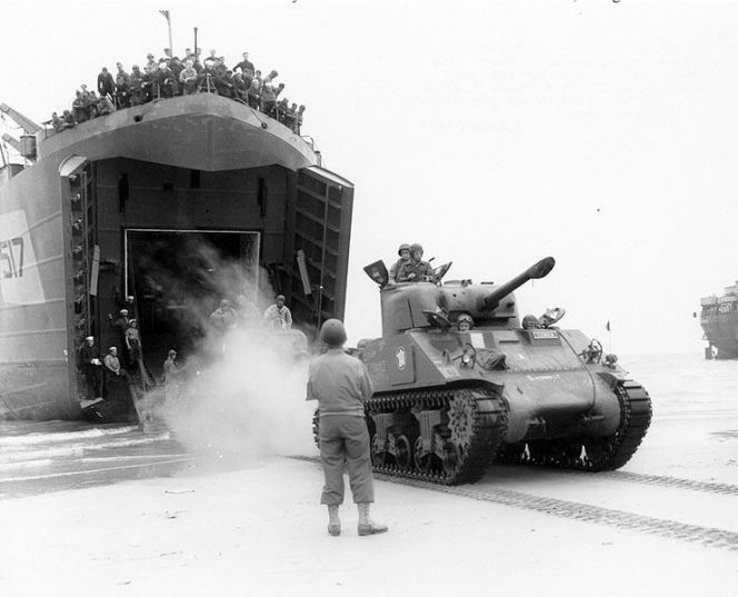 Czołg Sherman "Valois" zdewastowany. Historyczny symbol walki o wolność Francji pomalowany na różowo