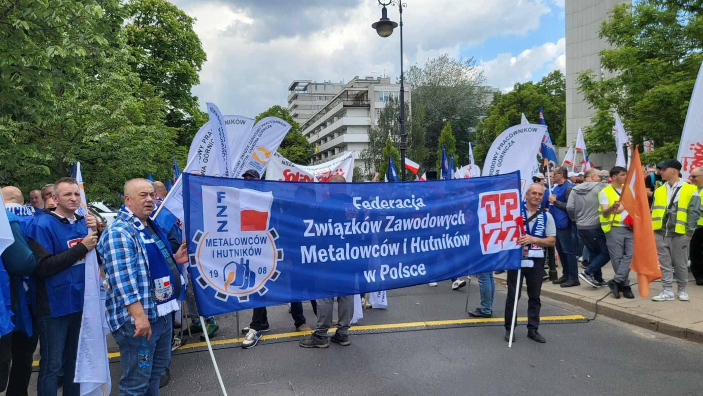 Protest hutników w Warszawie. Idą od Sejmu do Kancelarii Premiera