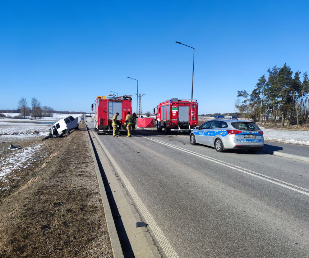 Smolany Dąb. Czołowe zderzenie na drodze do Suwałk. Ofiara śmiertelna, trzy osoby trafiły do szpitala