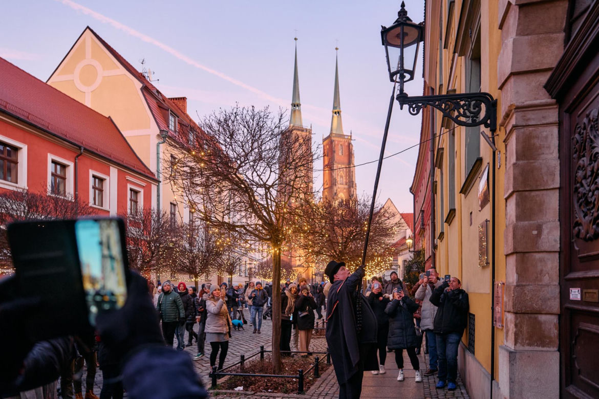 Wrocławski latarnik zapala 99 lamp gazowych