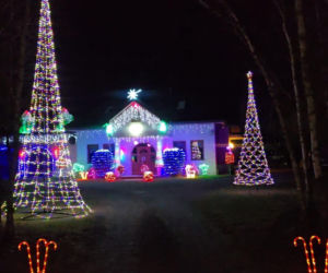 Magia Świąt w Świętokrzyskiem. Gdzie szukać najpiękniej oświetlonych domów? Rzepin i gmina Pawłów skradły show!