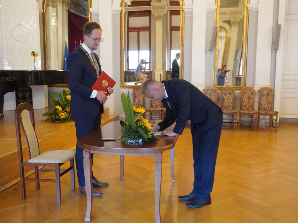 Prezydent Tarnowa udzielił ślubu. Anna i Mariusz powiedzieli sobie „tak” w Sali Lustrzanej