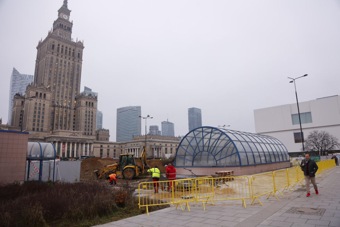 Budowa łąki kwietnej przy wejściu do metra Centrum w Warszawie