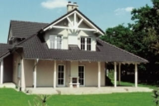 Kominek na zewnątrz domu. Jak go urządzić?
