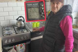 Dramat pani Basi. W mieszkaniu ma prawie 15 stopni, ogrzewa się kuchenką gazową! „Jak ja przeżyję zimę?”
