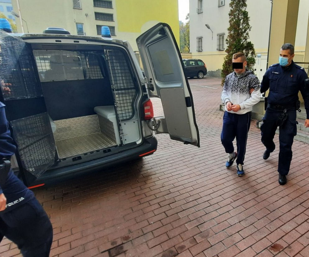 Zastraszyli śrubokrętem, próbowali zabrać broń policjantom