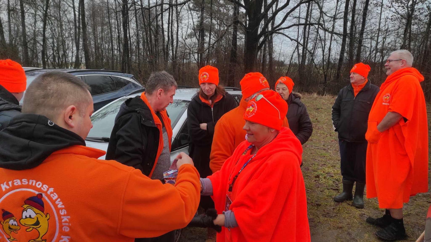 „Krasnostawskie Karpie” znów wskoczyły do zimnej wody! Zobacz, jak morsowali dla WOŚP