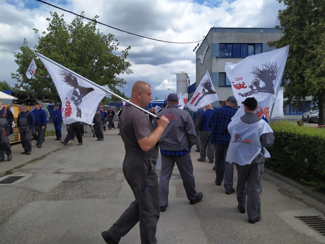 Trwa strajk generalny w Altrad Mostostal. Protestujących poparli związkowcy z Mostostalu Siedlce - zobacz zdjęcia!