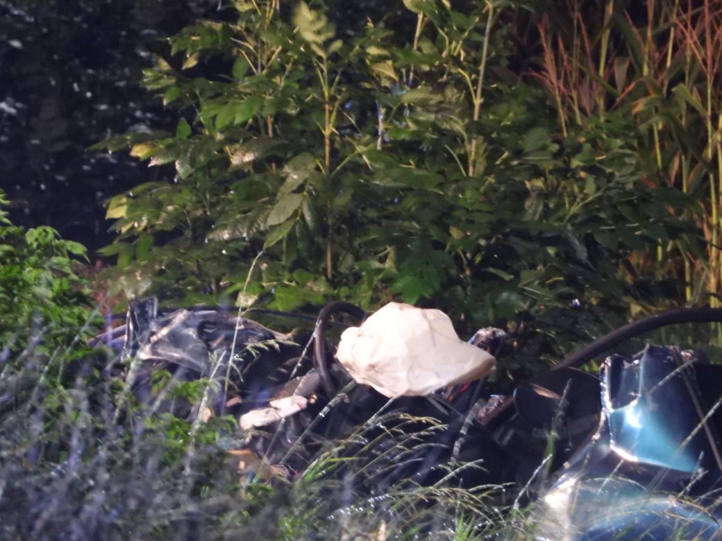 Roztrzaskał się mercedesem na drzewie. Nie miał żadnych szans