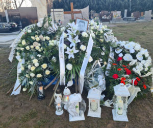 Groby Wiktorii i Konrada utonęły w kwiatach. Pochowali ich w święto zakochanych