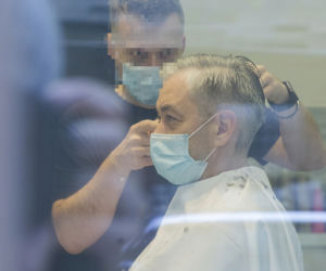 Robert Biedroń u fryzjera