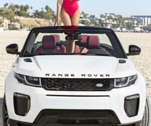 Dzieczyna Bonda Naomie Harris pozuje z Range Roverem Evoque kabrio 