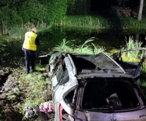 Auto wpadło do bagna i przewróciło się na dach. Dwie osoby zginęły