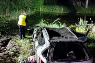 Samochód wpadł do bagna i dachował. Nie żyje 32-letnia kierująca i pasażer