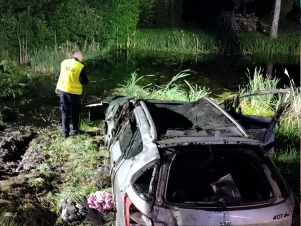 Samochód wpadł do bagna i dachował. Nie żyje 32-letnia kierująca i pasażer