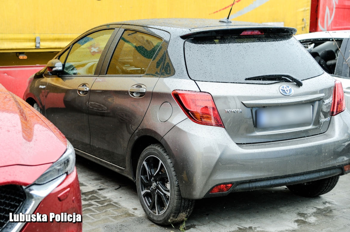 Toyota Yaris Hybrid i Mazda CX-5 odzyskane przez kryminalnych