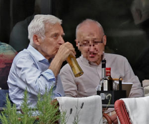 Premier Jerzy Buzek chłodzi się piwkiem
