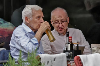 Premier Jerzy Buzek chłodzi się piwkiem
