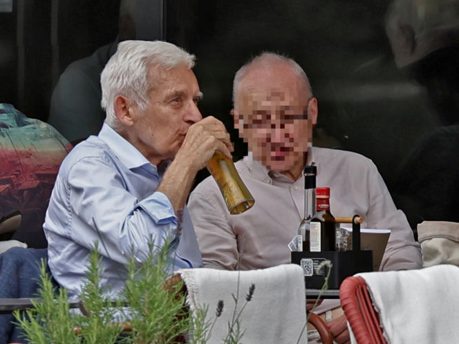 Premier Jerzy Buzek chłodzi się piwkiem