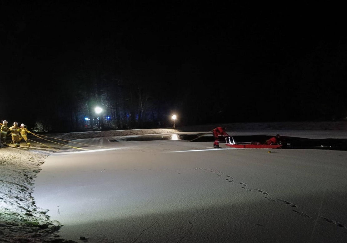 Kobieta i dziecko pod lodem