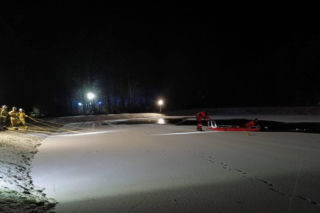 Kobieta i dziecko pod lodem