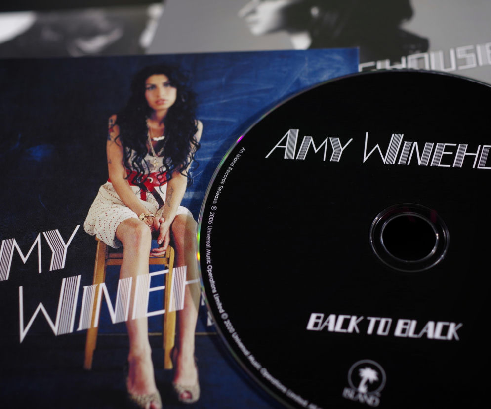 Okładka i płyta CD Amy Winehouse Back to Black. O 20-leciu kultowego albumu artystki przeczytasz na Eska.