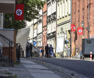 Nazistowskie symbole na starówce w Toruniu. Kręcą tam nowy film