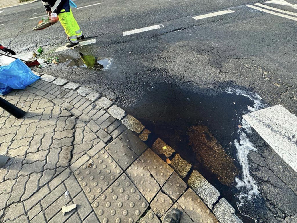 Złoty trunek na ulicach stolicy. Butelki z piwem wypadły z dostawczaka. Mieszkańcy się o nie bili!