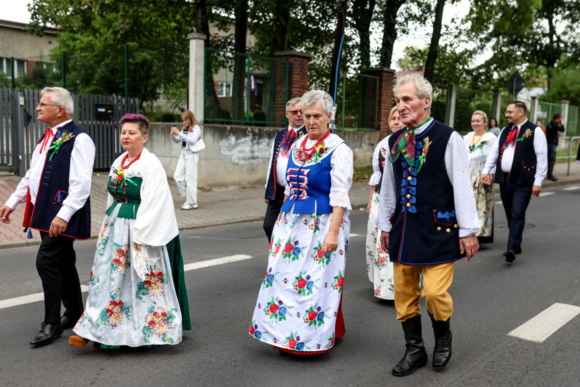 Korowód dożynkowy w Kostuchnie