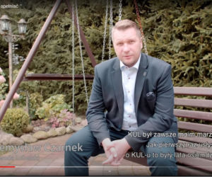 Luksusy Przemysława Czarnka. W ogrodzie basen i boisko 