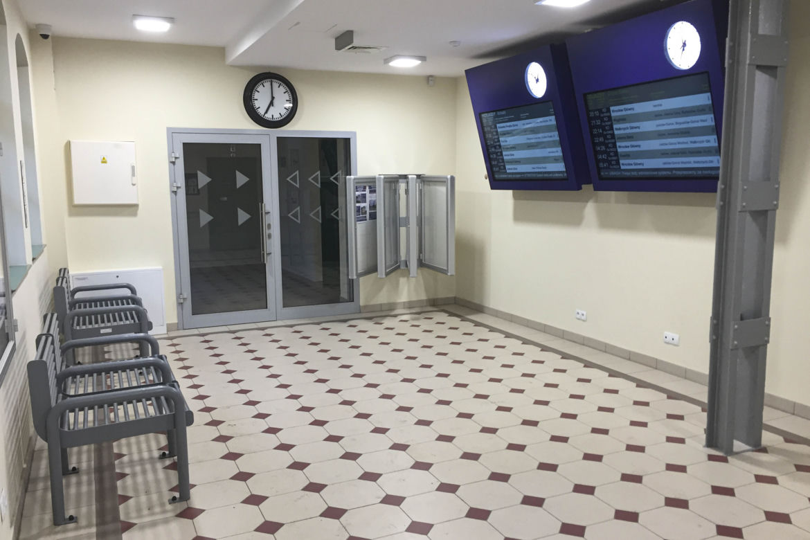 Zabytkowy dworzec kolejowy w Boguszowie-Gorcach odzyskał dawny blask