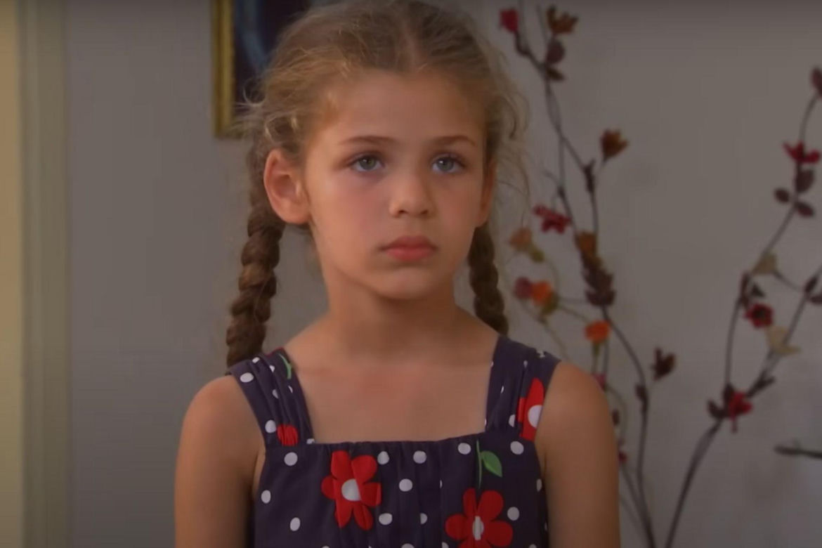 Isabella Damla Güvenilir jako Elif 