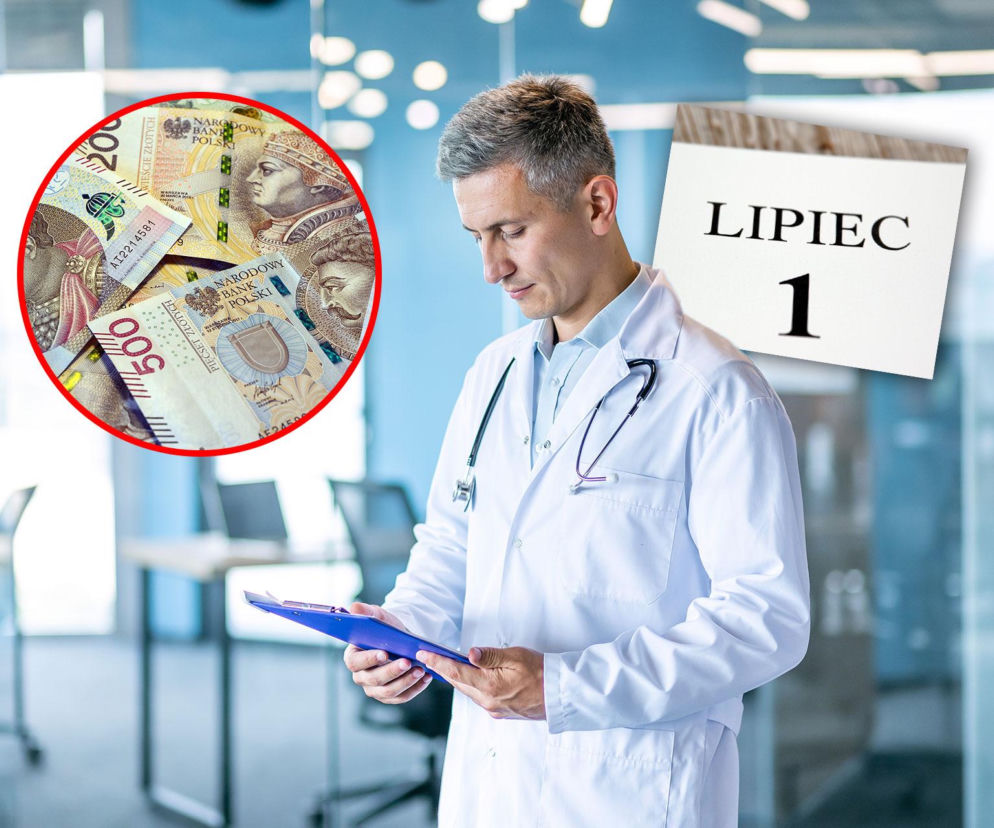 Lekarz z podkładką. Obok miniatury z banknotami i datą 1 lipca. O podwyżkach dla medyków przeczytasz w SE Superbiz.