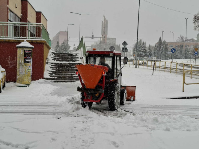 Atak zimy w Świętokrzyskiem. Śnieg i trudne warunki drogowe 23 Listopada 2025