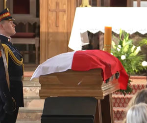 Trumna Łukasza Litewki z biało-czerwoną flagą. Niezwykły gest żałobników przed kościołem