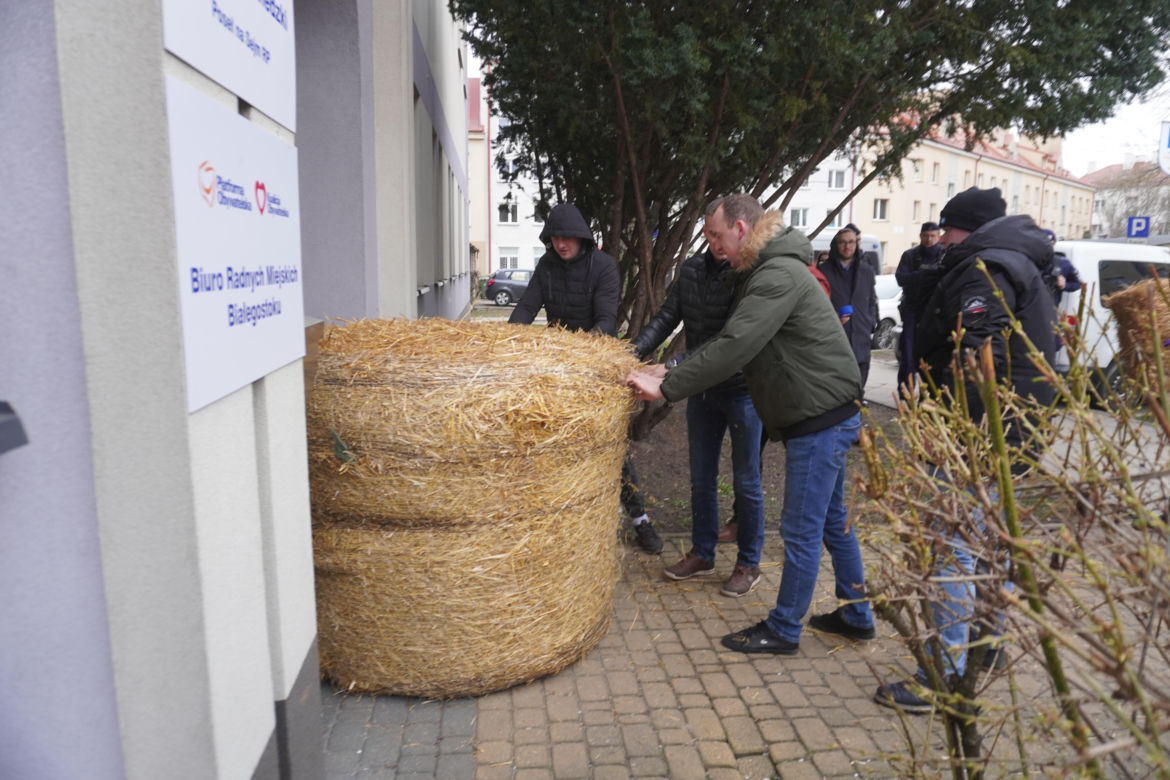 Protest rolników w Białymstoku. Rolnicy rozsypali bele słomy przed biurami PO i PiS