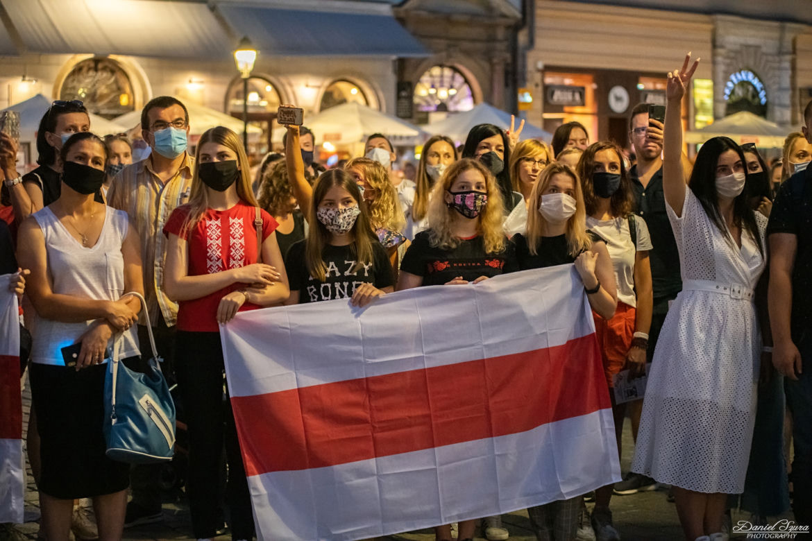 Manifestacja Białorusinów na rynku w Krakowie. "Precz z Łukaszenką!"