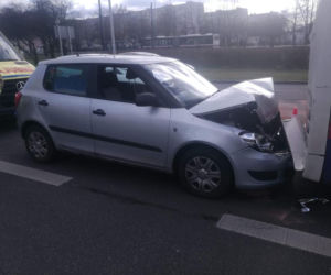 Samochód osobowy wjechał w tył autobusu. Chwile grozy na Wojska Polskiego 