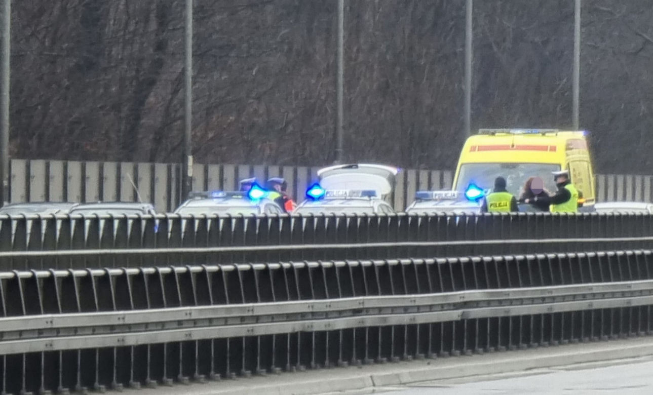 Nissanem huknął w bariery na Wisłostradzie. On był po metaamfetaminie, jego pasażera poszukiwała policja