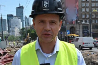 Rafał Trzaskowski na placu budowy. Przeprosił Warszawiaków za letnie remonty
