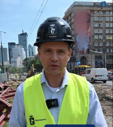 Rafał Trzaskowski na placu budowy. Przeprosił Warszawiaków za letnie remonty