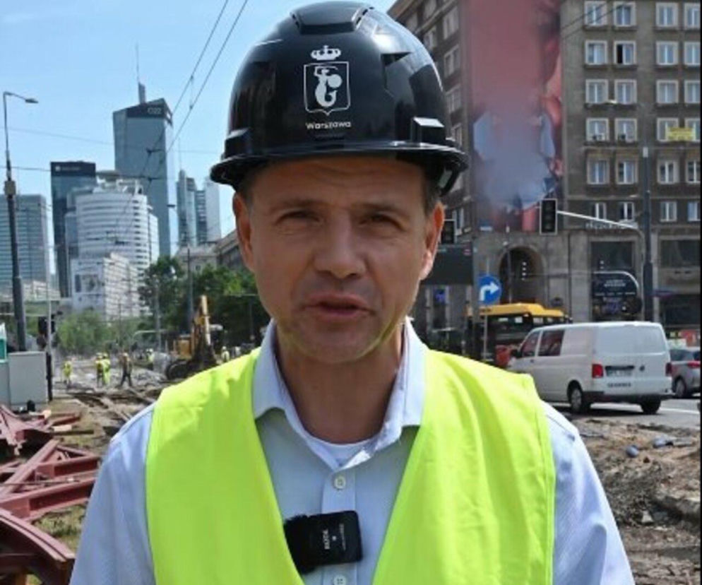 Trzaskowski w kasku na placu budowy przeprasza Warszawiaków. Wy wyjeżdżacie, my pracujemy 