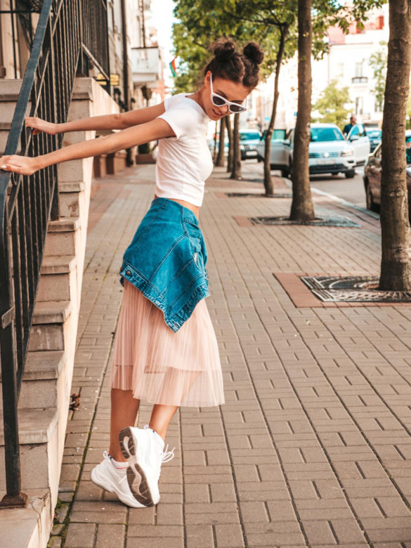 Białe sneakersy to must have w letniej garderobie. Z czym je łączyć, żeby wyglądać jak prawdziwa it-girl?