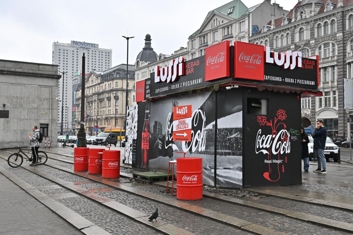 Kultowa budka z zapiekankami zniknie sprzed Pałacu Kultury. Urzędnicy: "To dobrze!" 